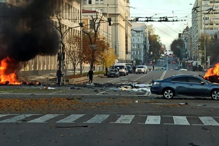 Ucraina: forti esplosioni a Kiev, ‘almeno 5 morti nel raid e 12 i feriti. Sono tutti civili’ Zelensky: ‘Russi stanno cercando di spazzarci via’