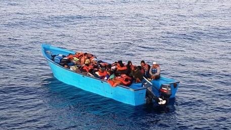 Migranti: naufragio a sud Sicilia, 3 corpi recuperati Guardia costiera, si cercano dispersi