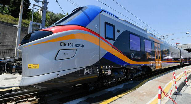 Panico sul treno, quattro ragazzi irrompono nella cabina di guida ferendo la capotreno: tutto per fare dei video