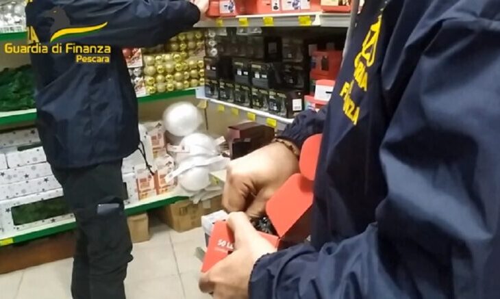 GdF Pescara, sequestrati vestiti contraffatti e luminarie natalizie non sicure a tre commercianti cinesi