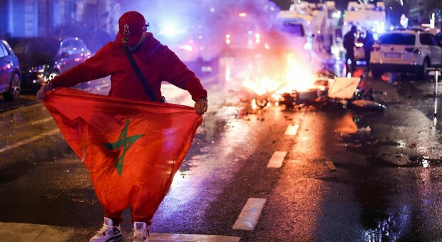 Guerriglia urbana a Bruxelles dopo la vittoria del Marocco sul Belgio. La polizia: «State lontani dal centro»